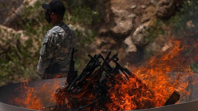 Waffen brennen während einer Zeremonie, die die symbolische Entwaffnung der PKK am 11. Juli 2025 darstellt.