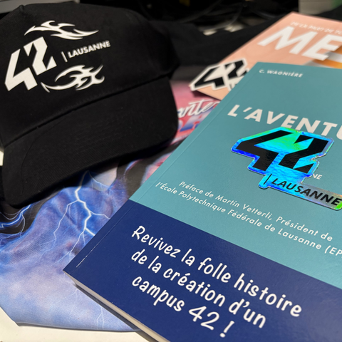 Diverses contreparties reçues par un membre donateur de 42 Lausanne. Un t-shirt, auto-collants, casquette et un livre