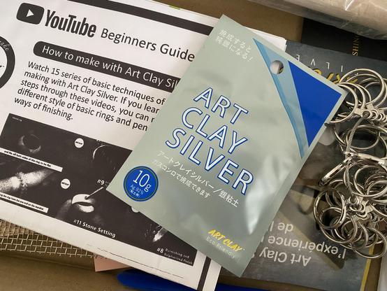Doos met ring allen, briefje met link naar YouTube, zakje zilverklei en nog meer zooi. Geen idee nog wat het is, maar daar kom ik volgende week wel achter. Ik zal de brandblusser erbij houden.