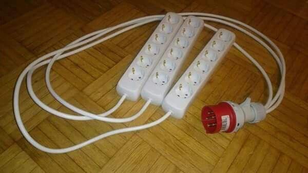 CEE 16A Stecker mit 3 Kablen an denen Verteilerleisten montiert sind