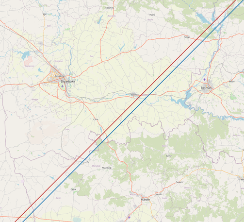 Loxodromic curve in Web-Mercator (red) vs straight line connecting the end endpoints (blue). High zoom level.