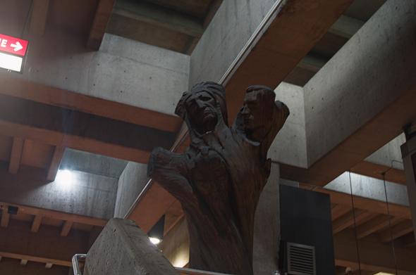 The Tree of Life sculpture depicts three (of five?) faces as wood branches from a single tree root. stm.info description: "A ringing call for mutual understanding, this work represents the people of the five continents springing from a common root."