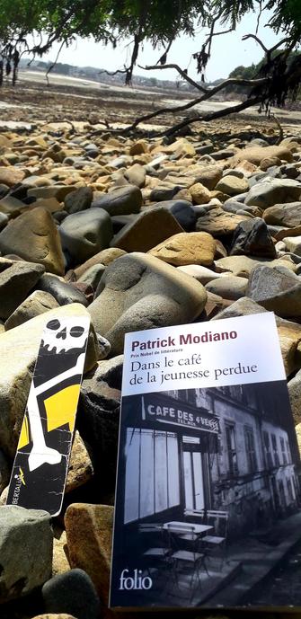 Couverture du livre de Patrick Modiano, " Dans le café de la jeunesse perdue "
Éditions Folio. 
Photo prise sur une grève au bord de la mer en Bretagne Nord.