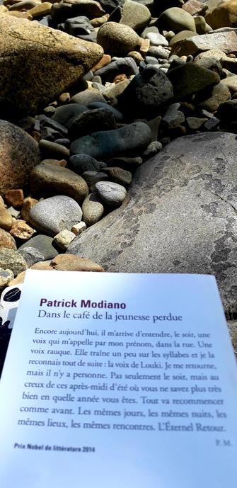 4ème de couverture du livre de Patrick Modiano, " Dans le café de la jeunesse perdue ".
Folio éditions. 
Photo prise sur une grève au bord de la mer en Bretagne Nord.