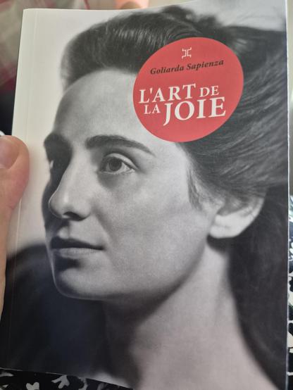 Je tiens le livre à la main.