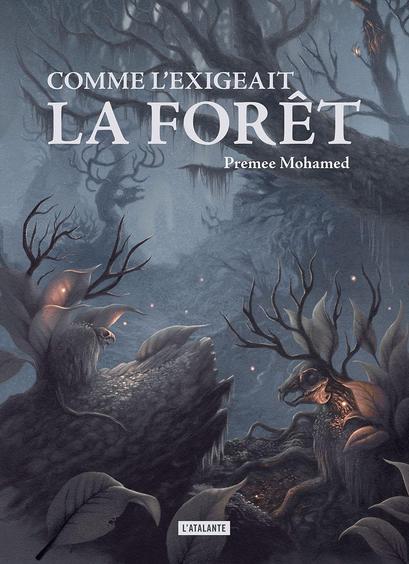 Couverture de "Comme l'exigeait la forêt", de Premee Mohamed. Publié chez L'Atalante.
L'illustration est de Veronica Park.

C'est une illustration de forêt brumeuse et grise. Des arbres sans feuilles de part et d'autre de ce qui pourrait être un sentier. Devant, un arbre couché, autour duquel diverses créatures se pressent, notamment des cerfs dont les bois touffus tranchent avec la décomposition de leur chaire perceptible chez celui à droite.