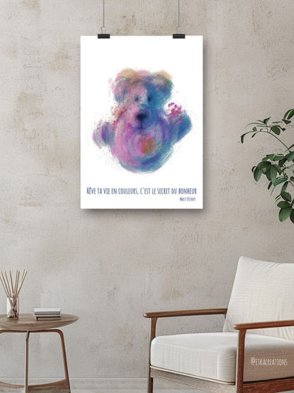 Dans un appartement cosy une affiche représentant un ourson multicolore s'associe à la citation de Walt Disney : "rêve ta vie en couleurs c'est le secret du bonheur"
