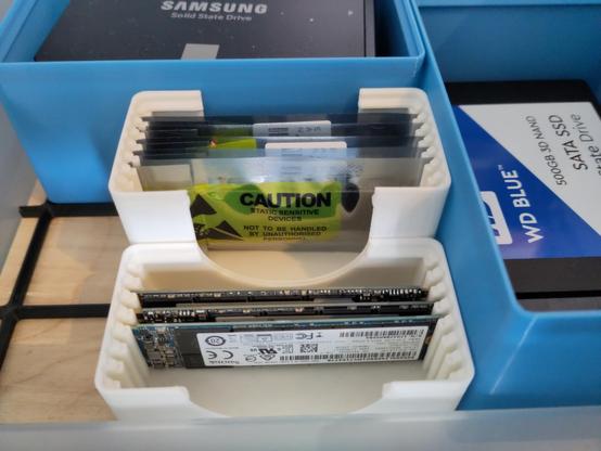 3D-gedruckte Behälter für M.2 SSDs im Gridfinity System.