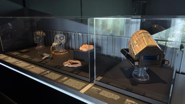 Props from cyberpunk movies, including a "squid", all made to put the user in a virtual world that is complete for all the senses.