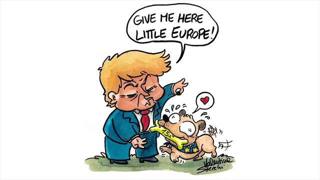Karikatur von Valentina Stecchi,  Donald Trump lässt Europa in Form eines kleinen Hundes einen Knochen mit der Aufschrift "15%" apportieren. Die Sprechblase von Trump sagt: "Give me here little Europe!".