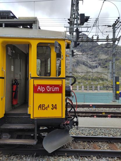 Foto. Front eines gelben Zugs im Bahnhof.