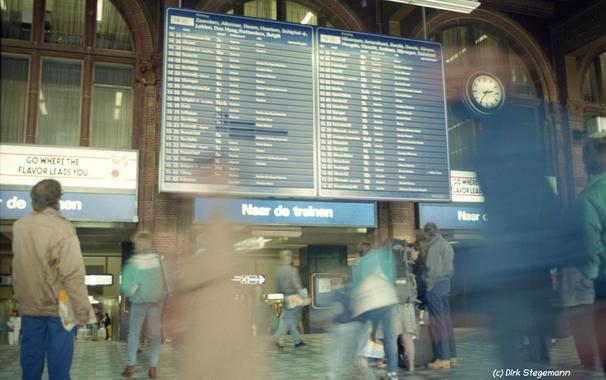 Der Eingang am Hauptbahnhof Amsterdam in den 1980er Jahren.
