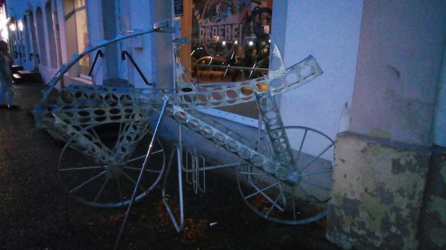 Originelles Fahrrad aus Stahl mit Felgenquetschen als Fahrradabstellanlage.