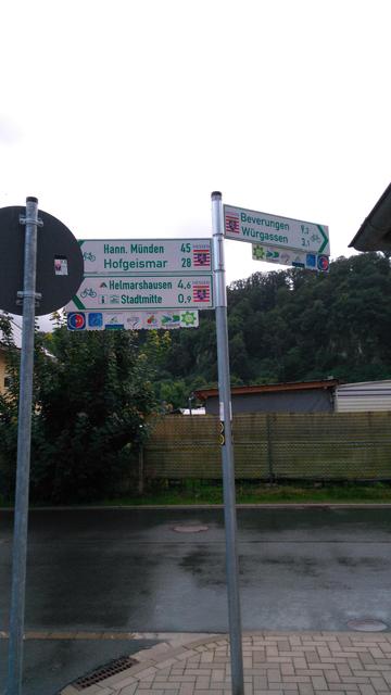Wegweiser für Radfahrer*innen am Bahnhof Bad Karlshafen.