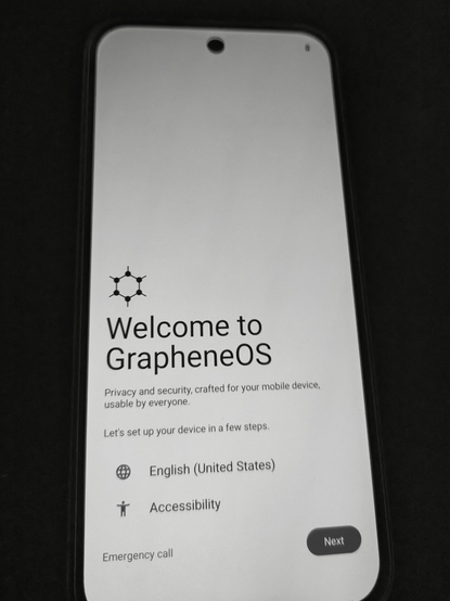 Ein Smartphone, welches einen Begrüßungsbildschirm von GrapheneOS zeigt, gleich nach der Installation mit der Aufforderung es einzurichten.