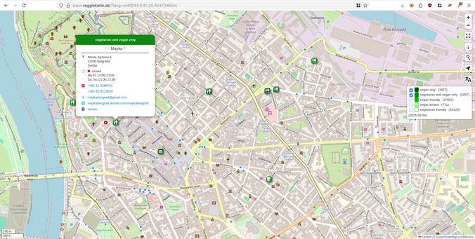 A screenshot of the browserwindow with the VeggieKarte website opened. An openstreetmap map is shown with vegan and vegetarian amenities. A specific restaurant is selected and you see the contact details and opening hours of the restaurant, but also a link to a review on lib.reviews.