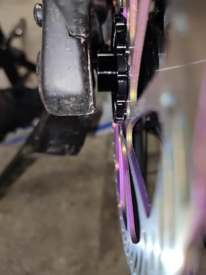 Zwischen Fahrradnabe und Rahmen ist noch ein wenig Platz. Das sollte so nicht sein.