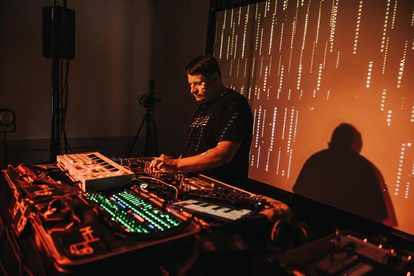 Electronic Attack / Sequencer.de Party 2025 - Performance - hier Moogulator - neue Pics auf www.moogulator.com unter EA