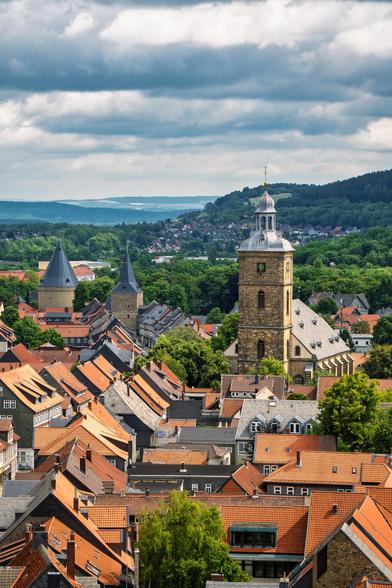Blick über die stadtdächer der Stadt Goslar. Im Vordergrund die St.-Stephani-Kirche. links dahinter die Türme vom breiten Tor. Dramatischer Wolkenhimmel darüber