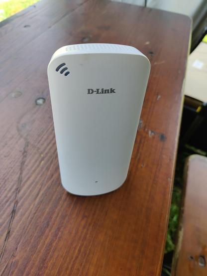 Accesspoint auf einer braunen Bierbank.