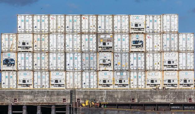 46 weiße Seecontainer im Hamburger Hafen. 12 nebeneinander, 3 Reihen übereinander und zuoberst noch symmtrisch 10 in der 4. Reihe