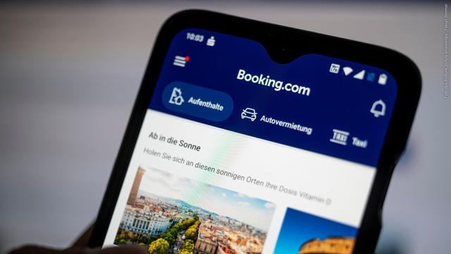 Symbolbild: Auf einem Smartphone ist die App des Reiseportals Booking.com zu sehen. (Foto: dpa Bildfunk, picture alliance/dpa | Fabian Sommer)