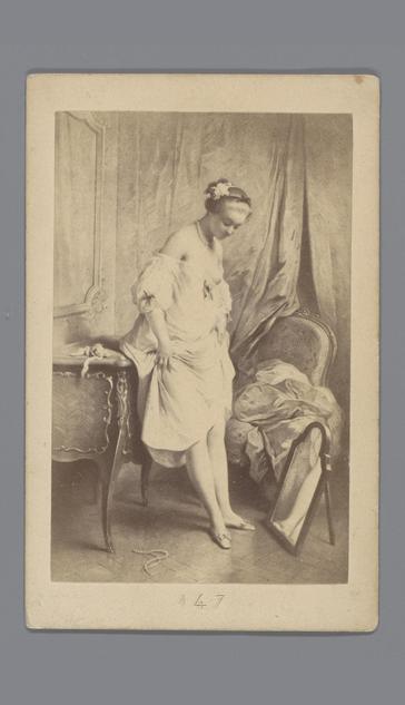 Fotoreproductie van een schilderij van een vrouw die schoenen bekijkt in een spiegel, anonymous, Goupil & Cie., 1855 - 1885