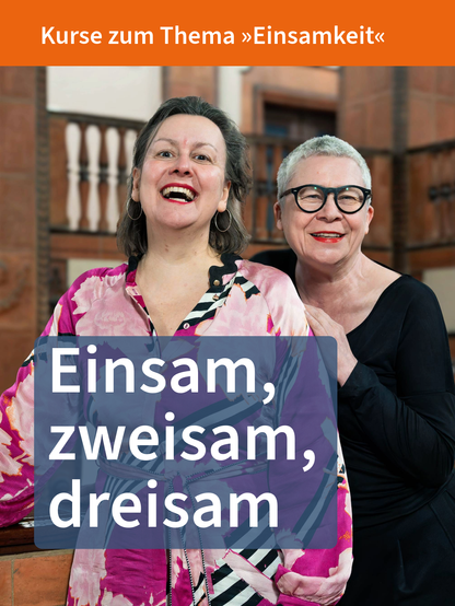 Janet Friedel und Heike Niemeier nähern sich in ihren vhs-Kursen der Einsamkeit an: Ein Bild für Kurse zum Thema Einsamkeit mit dem Slogan 'Einsam, zweisam, dreisam' in weißer Schrift auf blauem Hintergrund. Die beiden Frauen sind zu sehen.