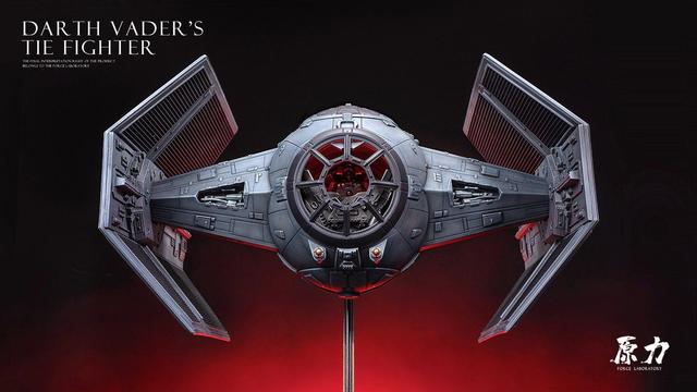 Photo de la maquette du chasseur TIE Advanced x1 de Dark Vador. Celui-ci est dans des teintes de gris, et il est sur un fond noir et rouge en dégradé.
La mention "Darth Vader's TIE Fighter" figure dans le coin supérieur gauche, ainsi que "The final interpretation right of the product belongs to the Force Laboratory". Le logo de la société est dans le coin inférieur droit en caractères chinois et en caractères latins en dessous "Force Laboratory"