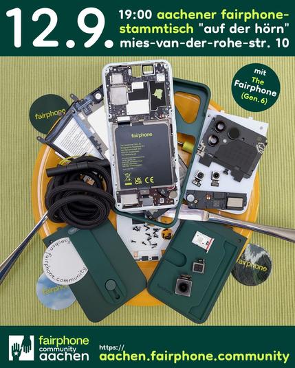 [EN in 2nd half] 
Viele weiße und schwarze Einzelteile eines Smartphones und waldgrünes Zubehör liegen auf einem gelben Teller, darunter eine Gabel und ein Messer. Unter dem Teller ein waldgrüner, ein grün-schwarzer und ein himmelblauer Aufkleber jeweils mit dem limettenfarbenen Schriftzug "fairphone". Alles liegt auf einem lindgrünen Tischset. Ganz oben auf waldgrünem Grund: "12.9. 19:00 aachener fairphone-stammtisch "auf der hörn" mies-van-der-rohe-str. 10" In einem waldgrünen Kreis rechts oberhalb des Tellers: "mit The Fairphone (Gen. 6)". Unter dem Set auf waldgrünem Grund ein Logo aus zwei waldgrünen, sich gegenseitig entgegenstreckenden Händen in einem weißen Quadrat, daneben Text: "fairphone community aachen – https://aachen.fairphone.community".
ENGLISH: Many white and black parts of a smartphone and forest green accessories lie on a yellow plate, a fork and a knife underneath them. Under the plate a forest green, a green and black and a sky blue sticker each bearing the lime-colour lettering "fairphone". All this is lying on a linden green placemat. At the top on forest green background: "12 September 19:00 aachener fairphone-stammtisch "auf der hörn" mies-van-der-rohe-str. 10" In a forest green circle to the top right of the plate: "mit The Fairphone (Gen. 6)". Below the set on forest green background a logo of two forest green hands reaching towards each other in a white square, next to it text: "fairphone community aachen – https://aachen.fairphone.community".