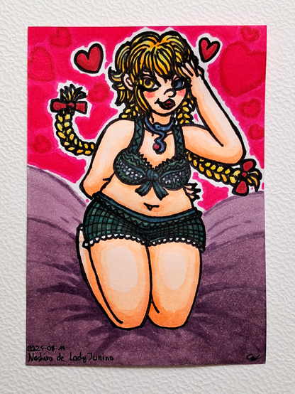 Un portrait de Nashira, une femme aux yeux l'un jaune l'autre gris pâle, assise sur les genoux et en lingerie verte composée de 2 pièces avec des motifs tartans et d'ailes, portant un collier fait d'un serpent tenant une gemme rouge au bout de sa queue ; ses cheveux blonds se finissent par deux nattes nouées de rubans rouges, et se tient en souriant assise sur les genoux sur un grand matelas gris ; en fond des cœurs rouges.