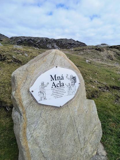 Text auf der Tafel:
Eine Hommage an die Achill-Frauen, die mit Einsamkeit und Not in Abwesenheit ihrer Männer zu kämpfen hatten, die gezwungen waren, auszuwandern, um ihre Familien zu versorgen.