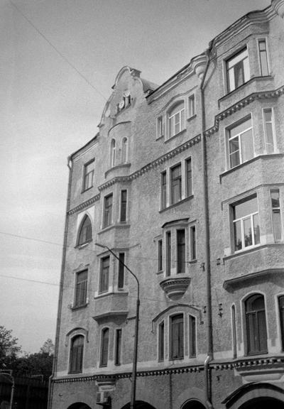 Black and white photo. Art Nouveau building.