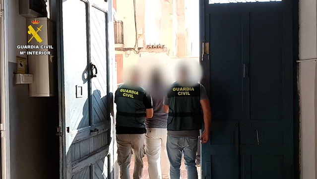 El moment de la detenció d'un metge per haver gravat pacients (Guardia Civil)