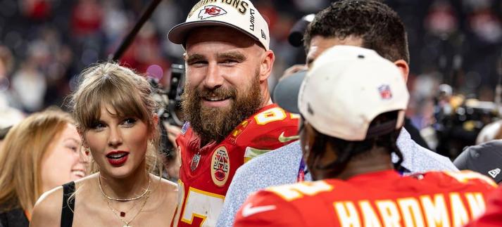 Travis Kelce y Taylor Swift en la celebración de los Kansas City Chiefs tras ganar la Super Bowl 2024. (Photo by Michael Owens/Getty Images) / Michael Owens