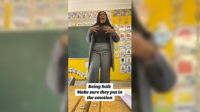 Ein Screenshot aus dem viralen Tiktok-Video der Lehrerin Gelda Waterboer, die ihren „Private parts“-Song gegen Kindesmissbrauch singt (Foto: @gelda_waterboer auf Tiktok/Bearbeitung SWR)