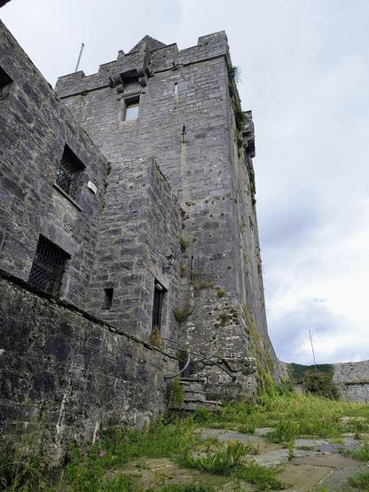 Man kann das Castle zwar nicht betreten, aber ein Blick durch den Zaun geht schon..