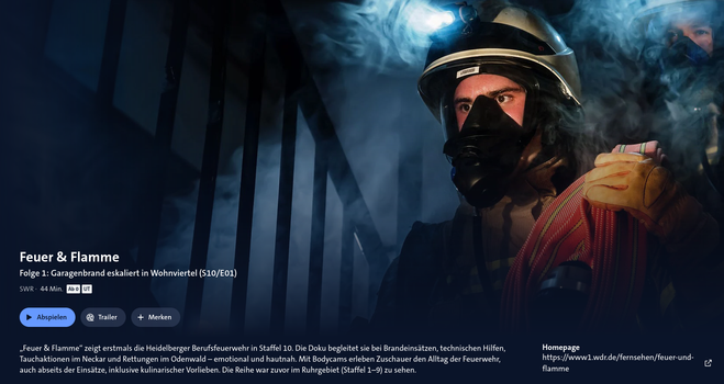 Bildschirmfoto der Dokuserie. Text "Feuer und Flamme" Folge 1: Garagenbrand eskaliert in Wohnviertel (S10/E01)
rechts davon eine Person in Feuerschutzanzug mit Rauchgasmaske, in einem Gebäude mit Rauchentwicklung. Darunter der Text: „Feuer & Flamme“ zeigt erstmals die Heidelberger Berufsfeuerwehr in Staffel 10. Die Doku begleitet sie bei Brandeinsätzen, technischen Hilfen, Tauchaktionen im Neckar und Rettungen im Odenwald – emotional und hautnah. Mit Bodycams erleben Zuschauer den Alltag der Feuerwehr, auch abseits der Einsätze, inklusive kulinarischer Vorlieben. Die Reihe war zuvor im Ruhrgebiet (Staffel 1–9) zu sehen.