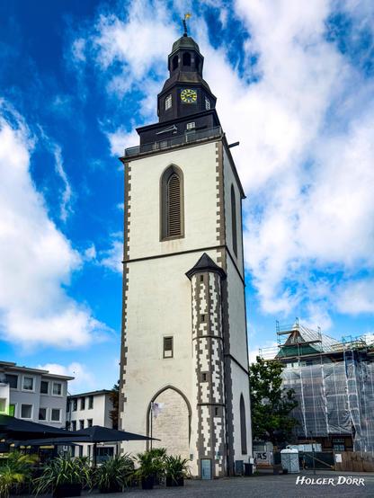 Der Stadtturm von Gießen ragt markant in den Himmel. Der gotische Turm aus dem 15. Jahrhundert steht heute frei im Stadtzentrum – einziges Relikt der einstigen Stadtkirche, deren Neubau im Krieg zerstört wurde. Ein Wahrzeichen, das Geschichte und Beständigkeit ausstrahlt.