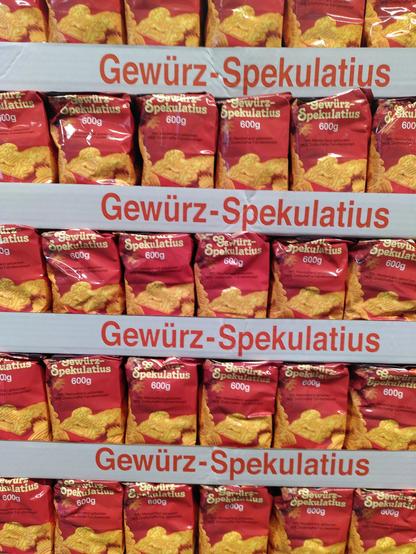 Ein Stapel mit rot-gelben Packungen auf Papp-Paletten, auf denen steht "Gewürz-Spekulatius".