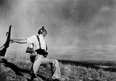 Original title Loyalist Militiaman at the Moment of Death, Cerro Muriano, September 5, 1936. By © Cornell Capa (For reproduction please contact Magnum Photos, http://www.magnumphotos.com/), Fair use, https://en.wikipedia.org/w/index.php?curid=4067565
