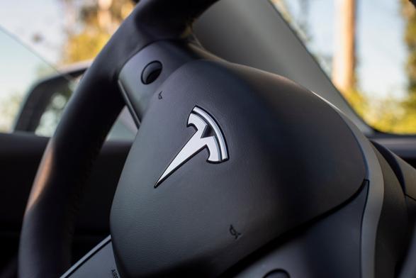 Tesla enfrenta investigação federal sobre planos de autônomos