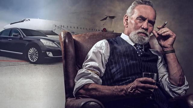 Montage: Vorne rechts ein Oligarch in seinem Ledersessel, Whiskey und Zigarre in den Händen. Links im Hintergrund ein Luxuswagen und ein Jet.