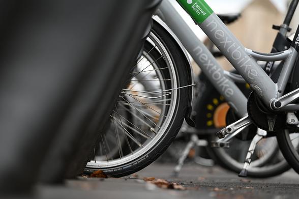 Ein Nextbike-Fahrrad steht geparkt auf dem Gehweg