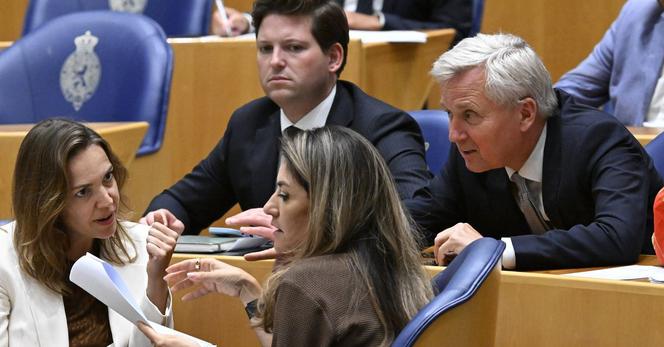 Dilan Yesilgöz en Eric van der Burg overleggen met andere VVD-kamerleden na het vertrek van NSC uit het demissionaire kabinet.Foto ANP/Peter Hilz 