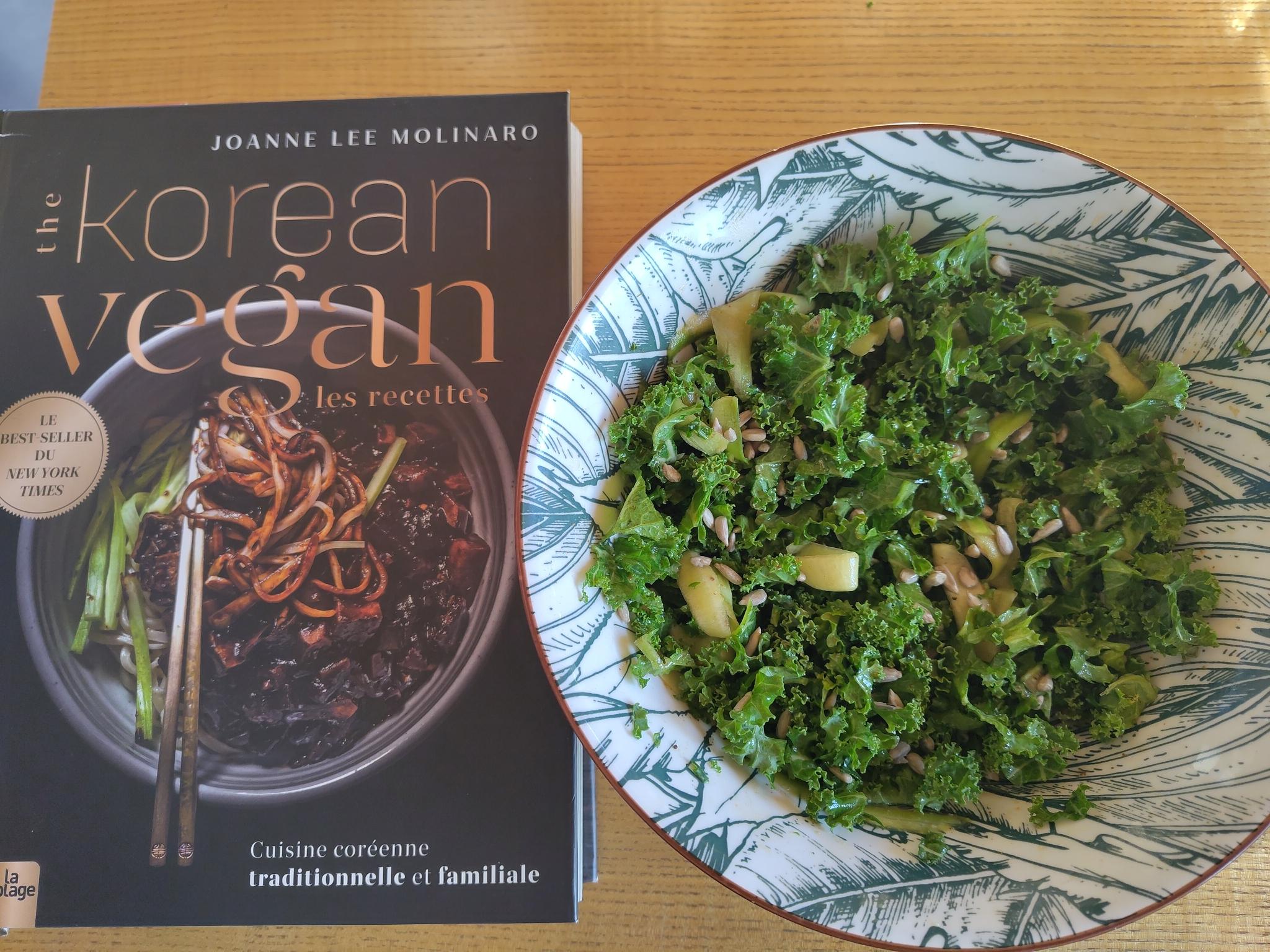 salade kale ramens en préparation, avec livre de recettes cornéennes veganes
