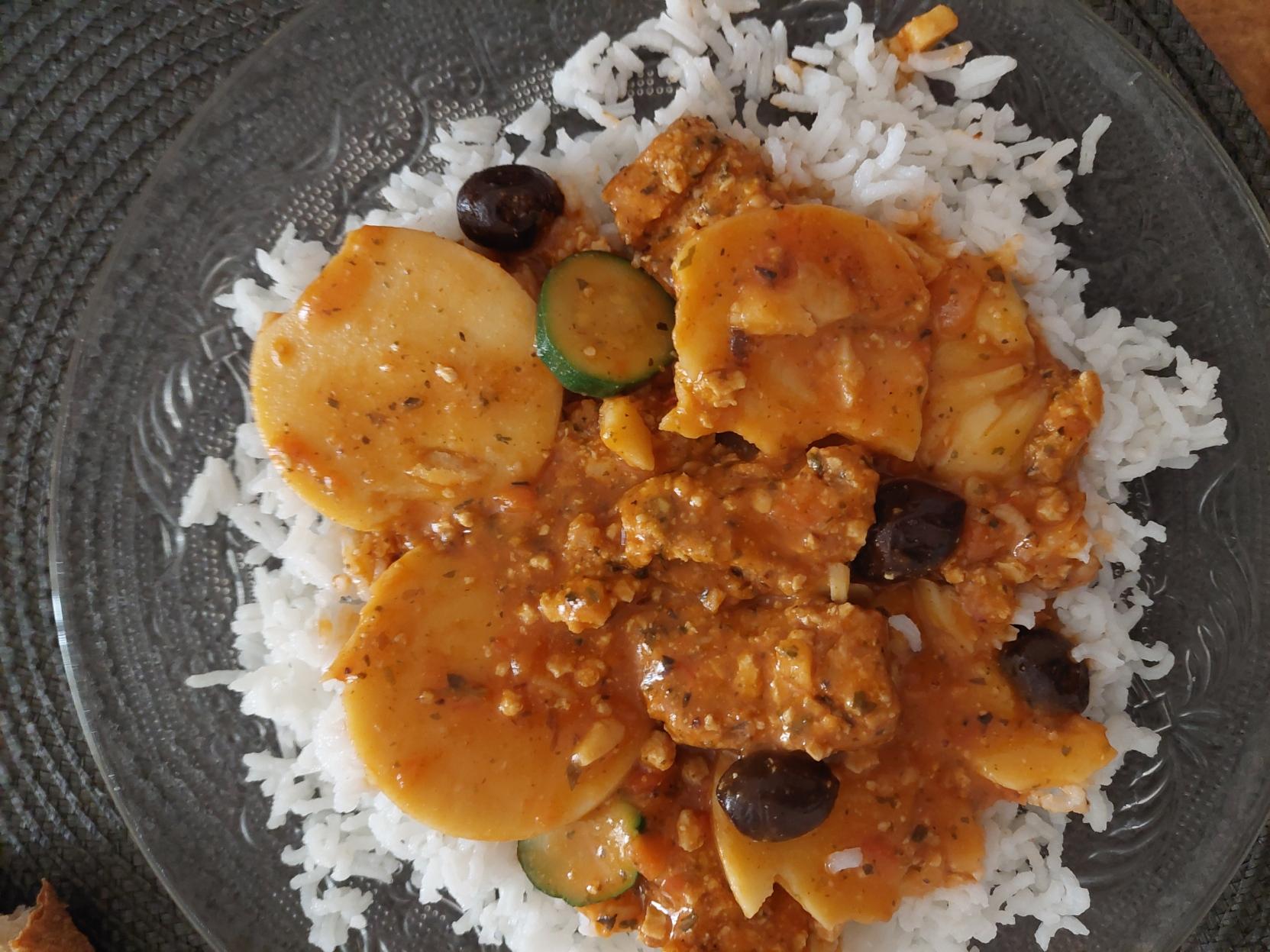 Riz Basmati ( basse consommation  d' eau ) courgettes, médaillon protéines végétales émincé,  panisse rissolées, olives noires, dattes, sauce tomate , crème végétale avoine  gingembre en poudre