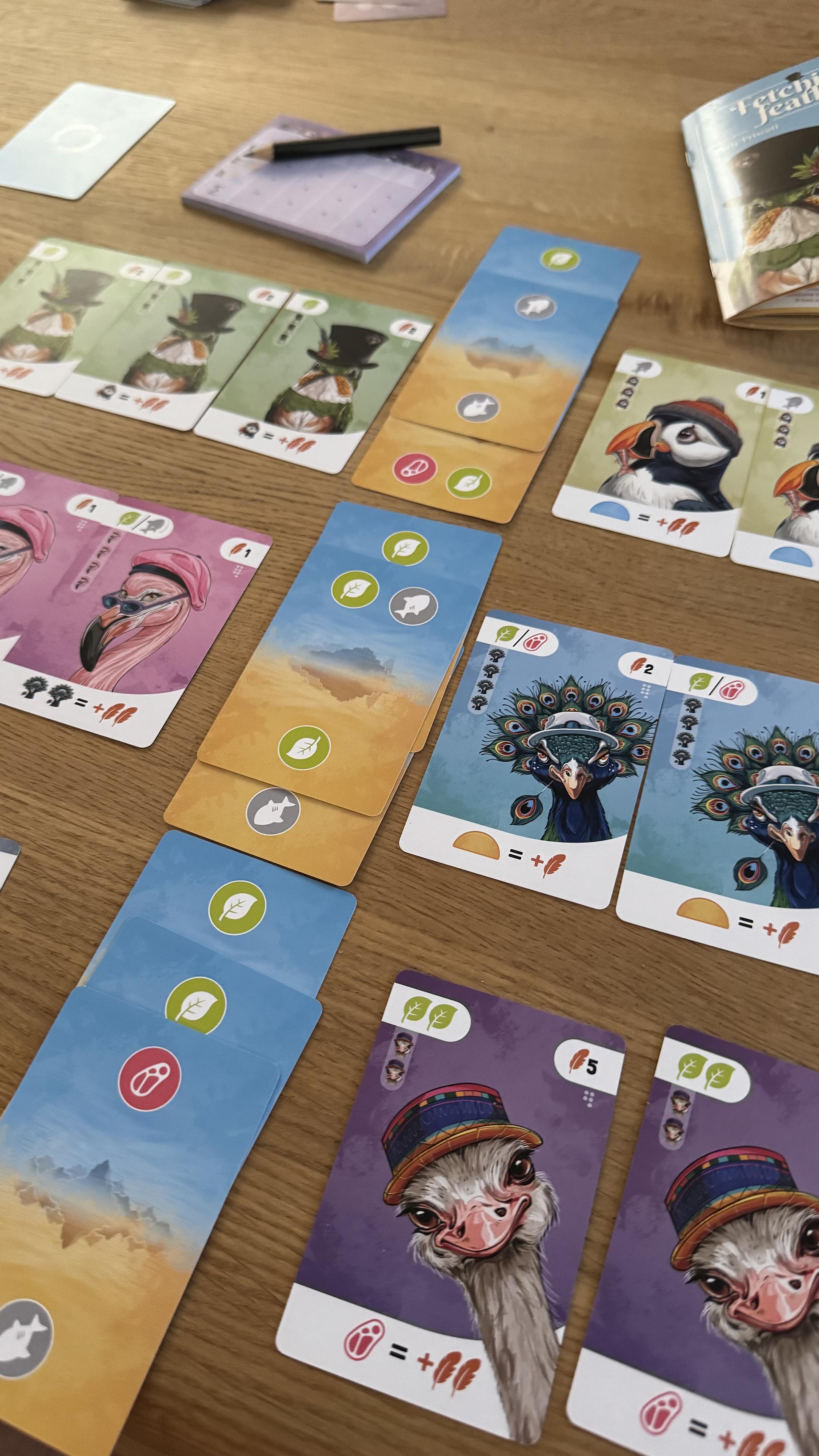 Gespielte Karten mit Vögeln mit Hut