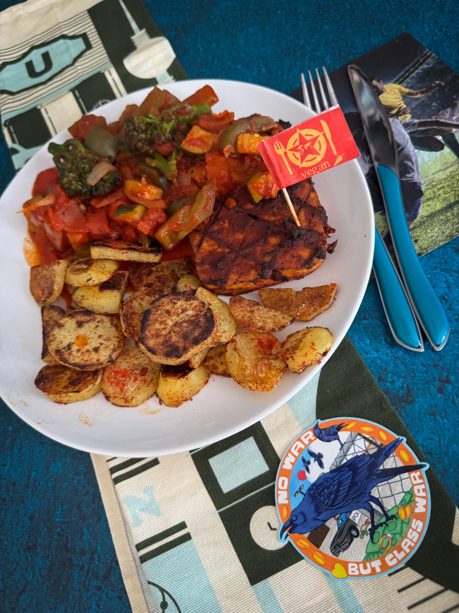 Weißer Teller mit marinierten Tofu, Letscho und Bratkartoffeln