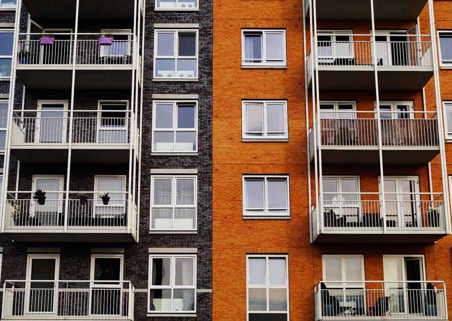 Portada Ventajas de invertir en complejos de apartamentos frente a casas individuales: